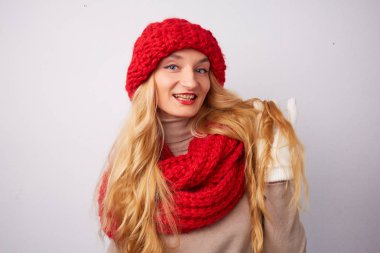 Kırmızı şapkalı sarışın