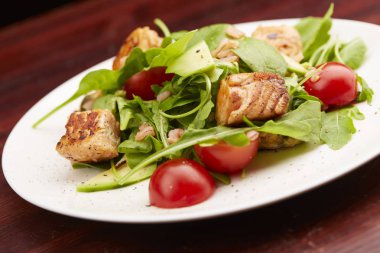 Balık, roka, domates salatası