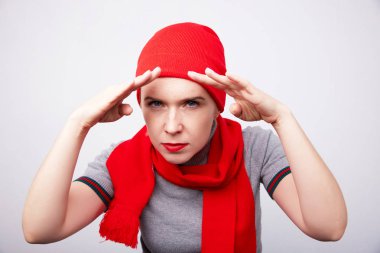 kırmızı şapka bakan kadın