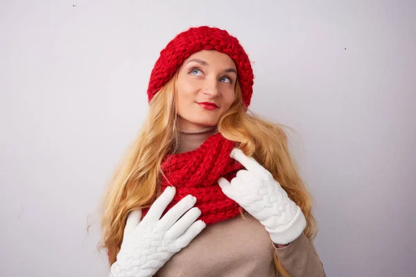 Blondine mit rotem Hut — Stockfoto