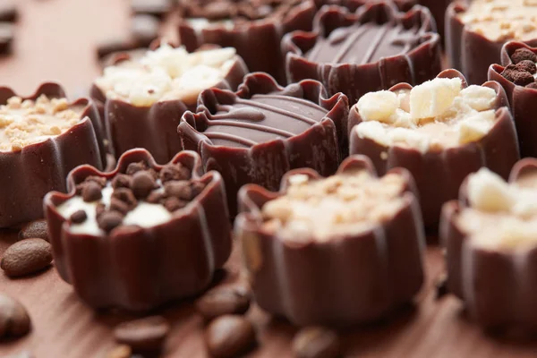 Csokoládécukorka és kávébab — Stock Fotó