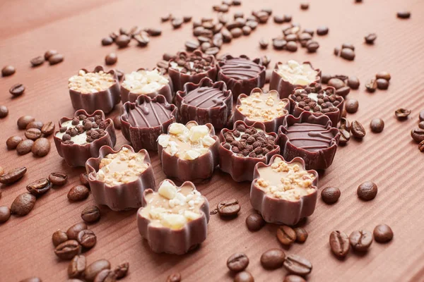 Doces de chocolate e grãos de café — Fotografia de Stock