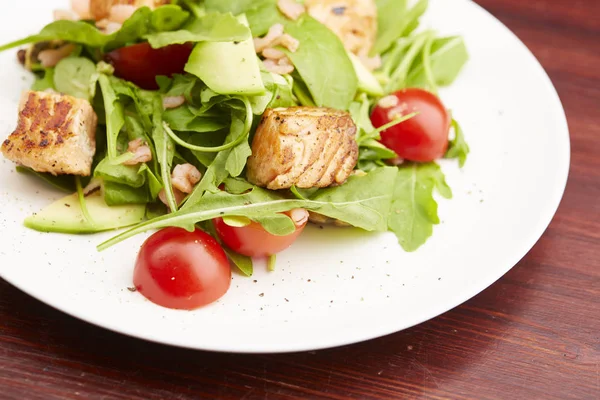 Salada com peixe, rúcula, tomate cereja — Fotografia de Stock