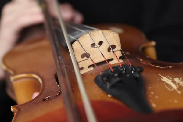 Homem tocando violino — Fotografia de Stock