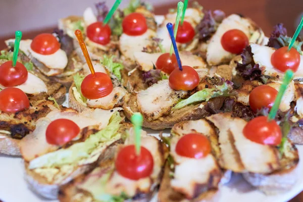 Aperitivos saborosos em espetos — Fotografia de Stock