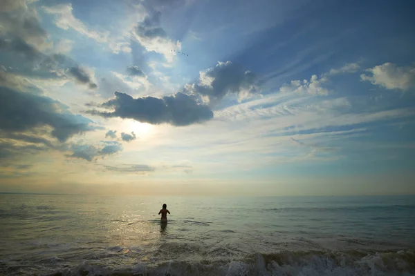 Девушка выходит из моря — стоковое фото