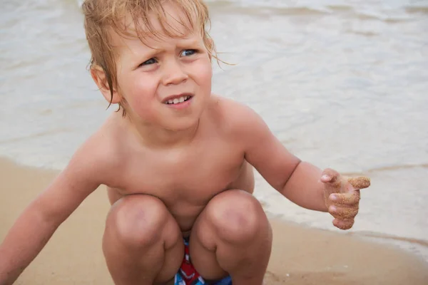 ビーチにいる小さな男の子 — ストック写真