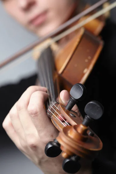 バイオリンを弾く男 — ストック写真