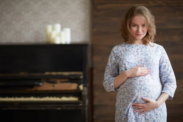 Mujer embarazada en vestido —  Fotos de Stock