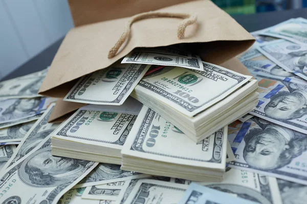 Bir kağıt torba para — Stok fotoğraf