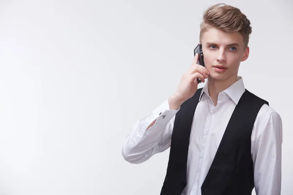 Молодой бизнесмен по телефону — стоковое фото