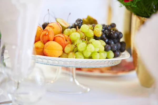접시에 맛 있는 과일 — 스톡 사진