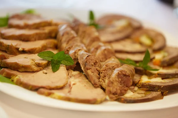 Serving dishes in the restaurant — Stock Photo, Image