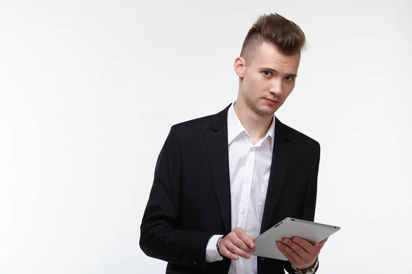 Jovem Empresário com tablet — Fotografia de Stock