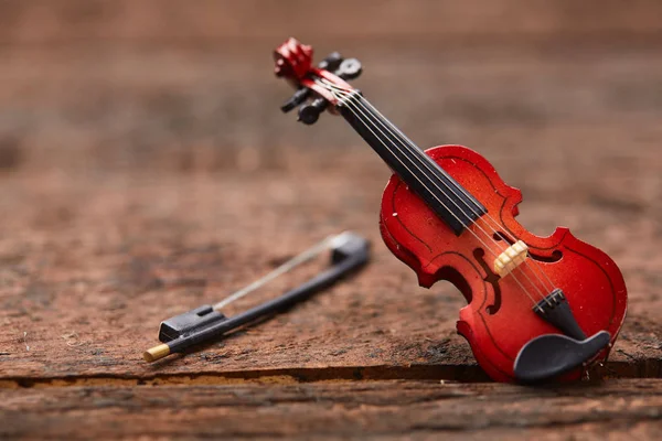 Violin på en trä bakgrund — Stockfoto