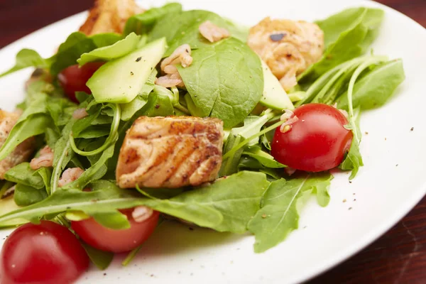 Salat mit Fisch, Rucola, Kirschtomaten — Stockfoto