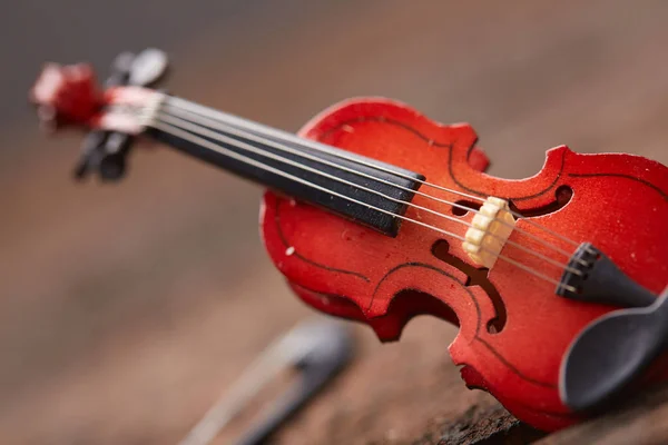 木製の背景にヴァイオリン — ストック写真