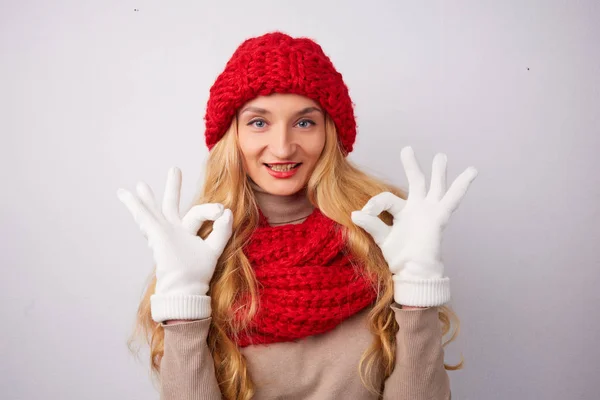 Blondine mit roter Mütze — Stockfoto