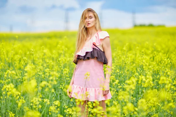 Sexig tjej om naturen våldtäkt — Stockfoto