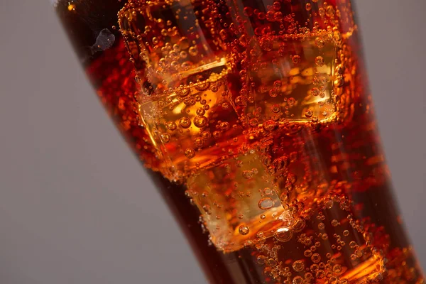 Cola com gelo em vidro — Fotografia de Stock