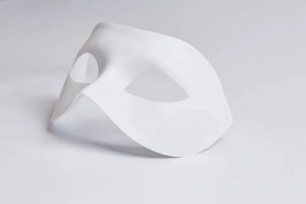 Белая венецианская маска — стоковое фото