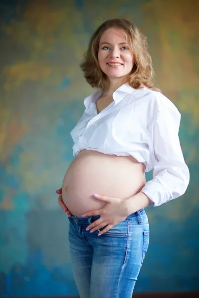 Femme enceinte en jeans — Photo