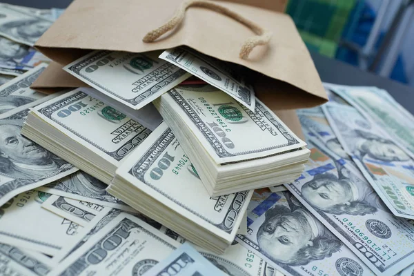 Geld uit een papieren zak — Stockfoto