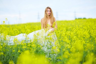 Beyaz kumaş alanında olan çıplak kadın