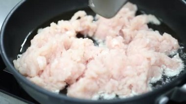 Pan mutfak at yağda spatula ile kıyma kızartma yemek 