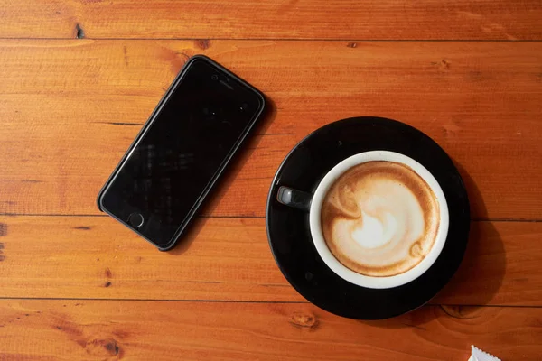 Filiżankę kawy i telefon — Zdjęcie stockowe