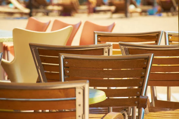 Столы в открытом кафе — стоковое фото