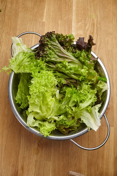 Свіже зелене листя салату — стокове фото
