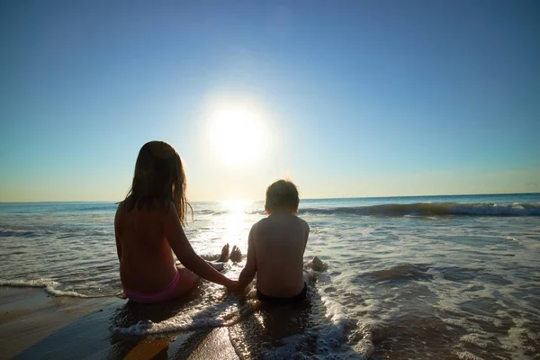 Menino e menina no mar — Fotografia de Stock