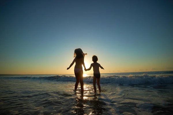 Мальчик и девочка на море — стоковое фото