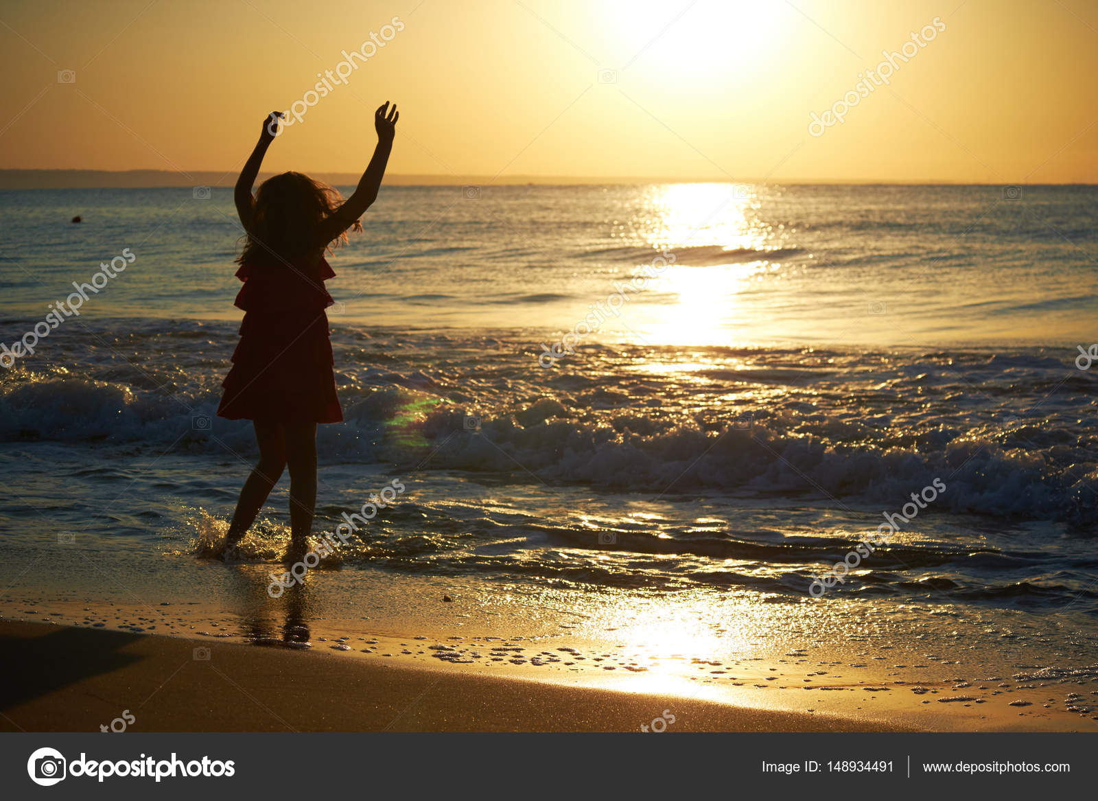 Fille Jouant Sur Plage Coucher Soleil Photographie