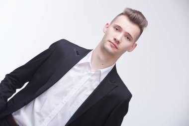 İş adamı kameraya bakıyor 