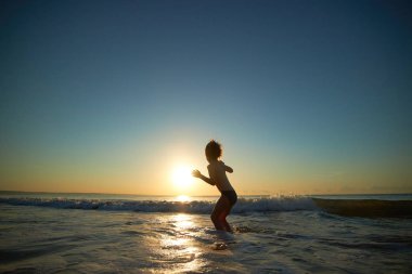 Sahilde oynayan çocuk. 