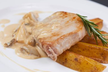 domuz eti ve mantar ile patates