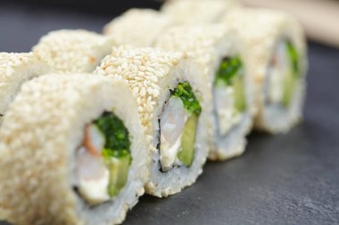 suşi balık avokado peynir