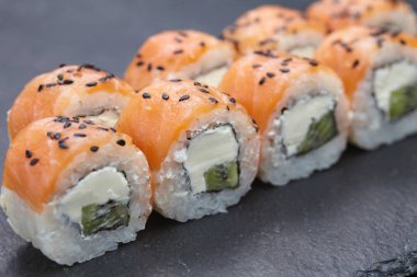 Balık suşi avokado peynir