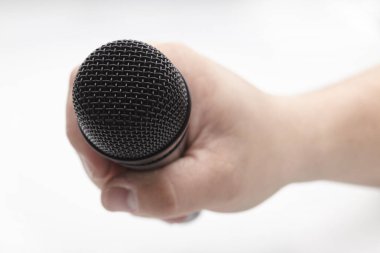 Bir adamın elinde mikrofon