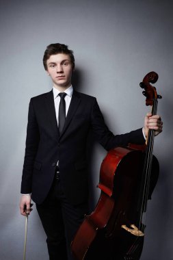 Çello çalan erkek