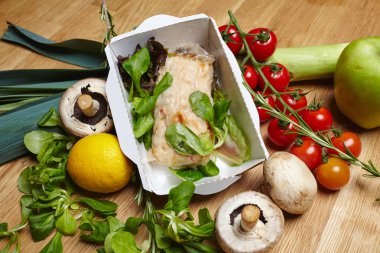 Omlet buğulanmış sebze ve yeşillik ile