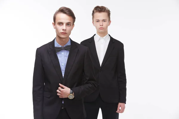 Zwei Junge Geschäftsleute Treffen Sich — Stockfoto