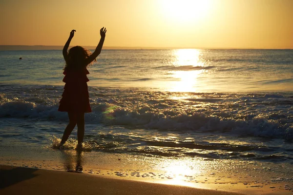 Девушка Играющая Пляже Закате — стоковое фото