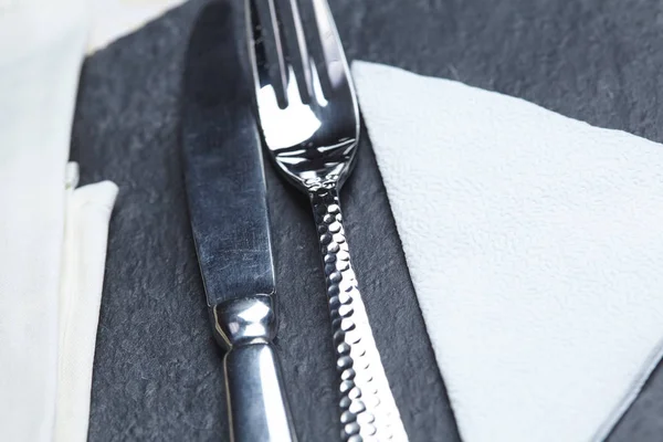 Нож и вилка на столе салфетка — стоковое фото