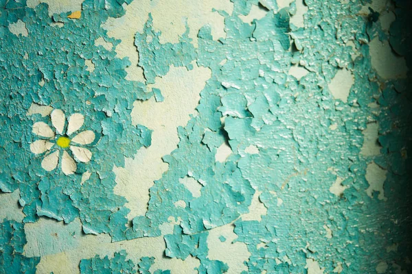Старая синяя краска на стене трещит — стоковое фото