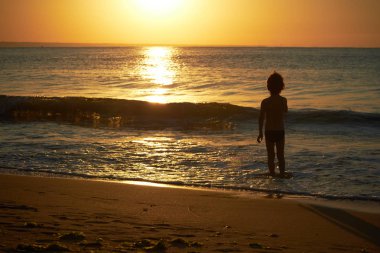 Sahilde oynayan çocuk. 
