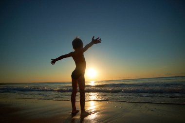 Sahilde oynayan çocuk. 