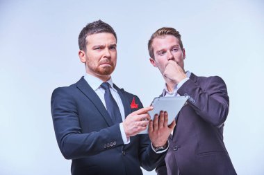 iki işadamları toplantısında müzakerelerde